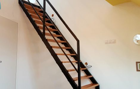 Atypické schodiště se zábradlím