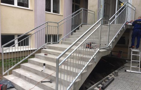 pozinkované zábradlí schodiště