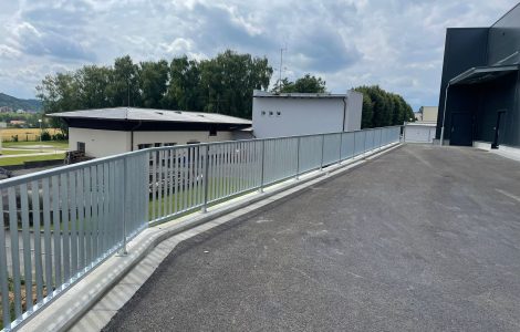 zábradlí v zóně pro zásobování